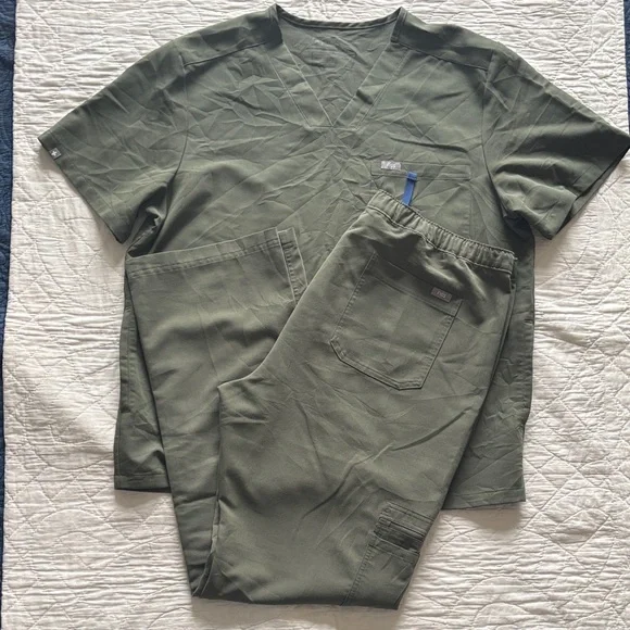 FIGS Scrub Set - Picture 1 of 15